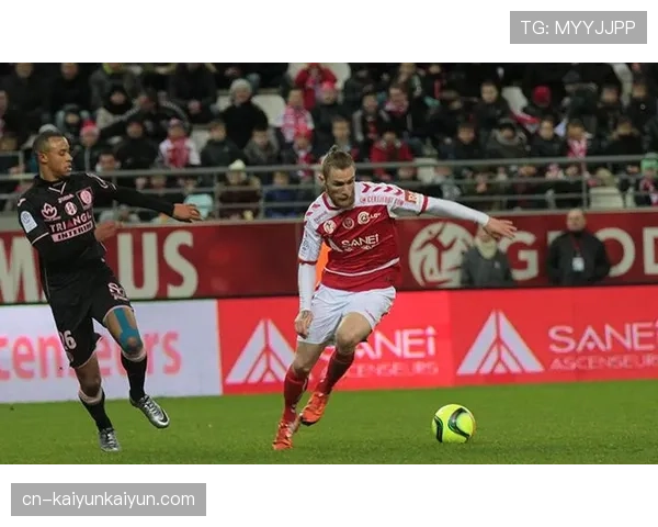 图卢兹对阵兰斯比赛因球迷向场内投掷烟雾弹中断十分钟